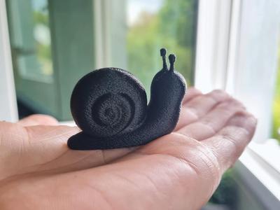 Snail Wanderer – Minimalist Figurine