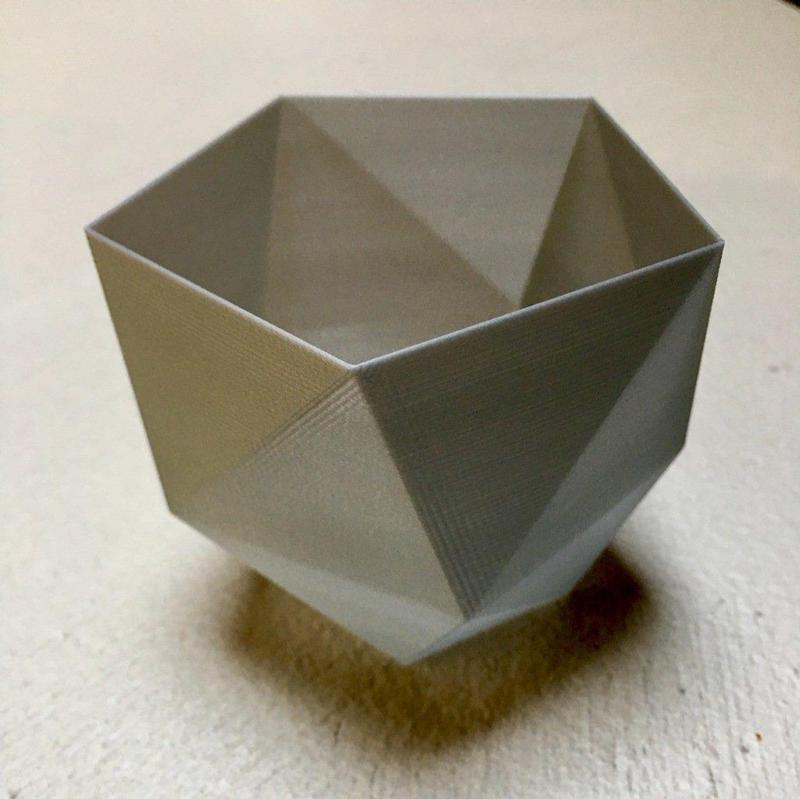 Twisted polygonal 5 faces vase