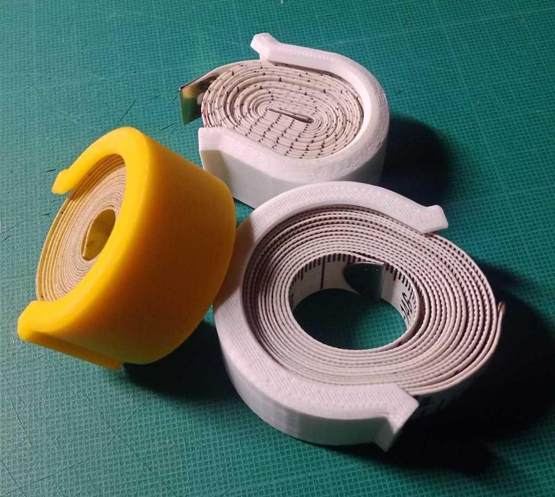 Fabric tape measure clip ; pince mètre de couturière