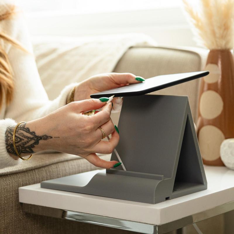 E reader charging stand