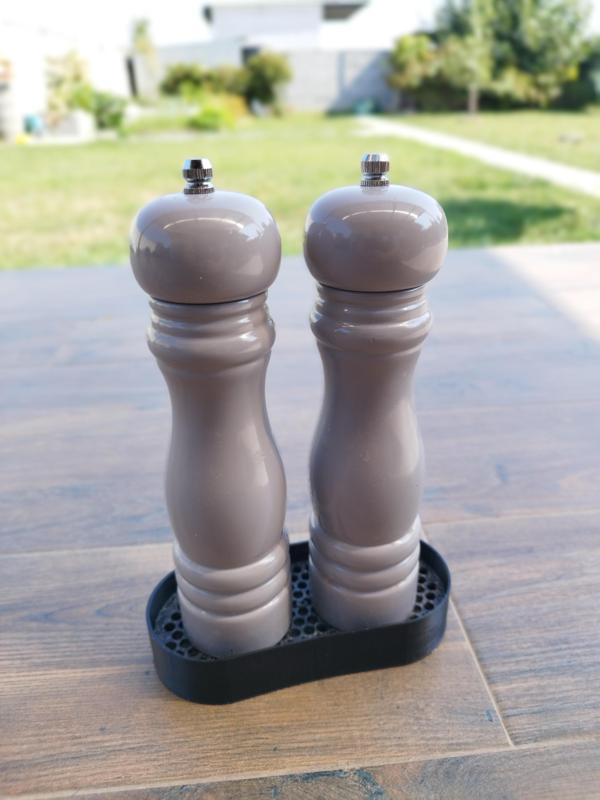 Salt and pepper stand