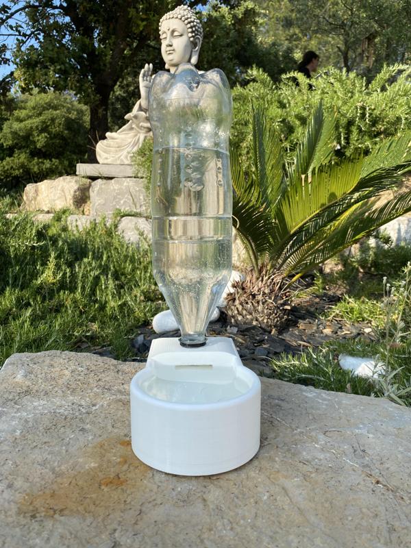 Automatic drinking trough for pets