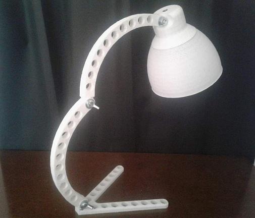 Articulated desk lamp