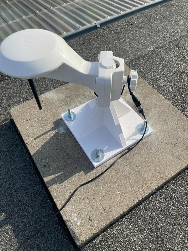 Mammomtion Luba RTK Halter, for example for flat roofs