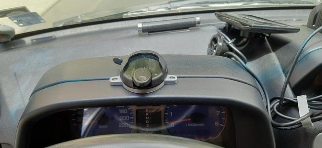 Mounting a Garmin navigator on the dashboard of a Mitsubishi Pinin