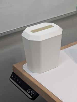 Desktop trash bin with lid