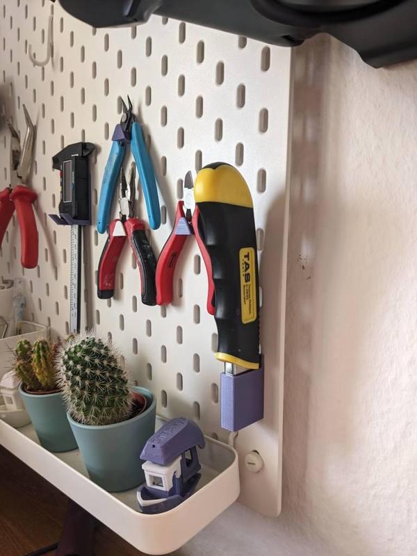 Skadis snap knife storage