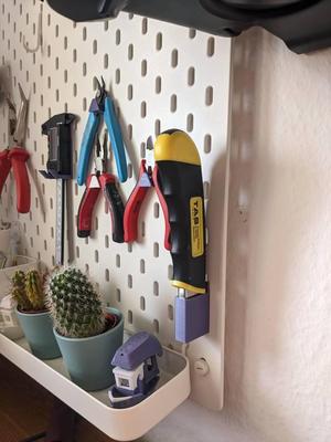 Skadis snap knife storage
