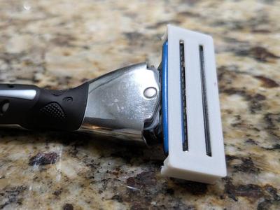 Amazon Basics 3 Blade Razor Cover