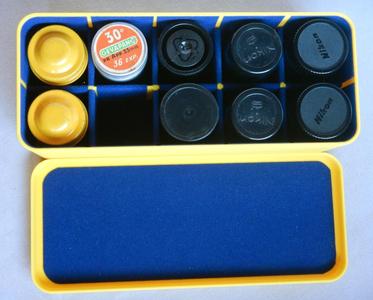 Schachtel mit Unterteilung für Filmdosen 35mm Film ; Box with dividers for 35mm film canisters