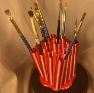 16-Slot Twisted Brush Holder