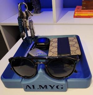 Large catch all tray with key hanger