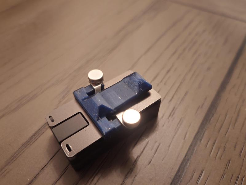 Qudelix-5K to Readerest Magnetic clip adapter clip