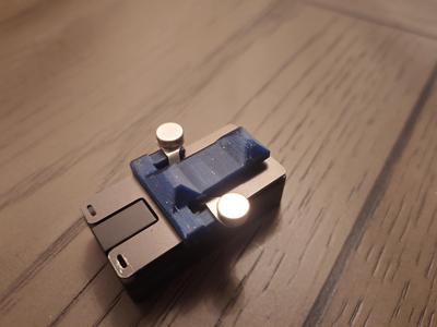 Qudelix-5K to Readerest Magnetic clip adapter clip