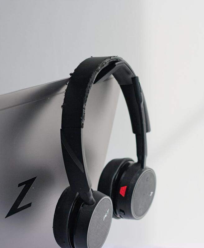 Headphone Widget - Hooks onto laptop screen