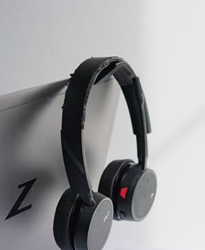 Headphone Widget - Hooks onto laptop screen