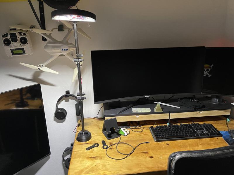 Articulated arm for desk light with 360º rotation