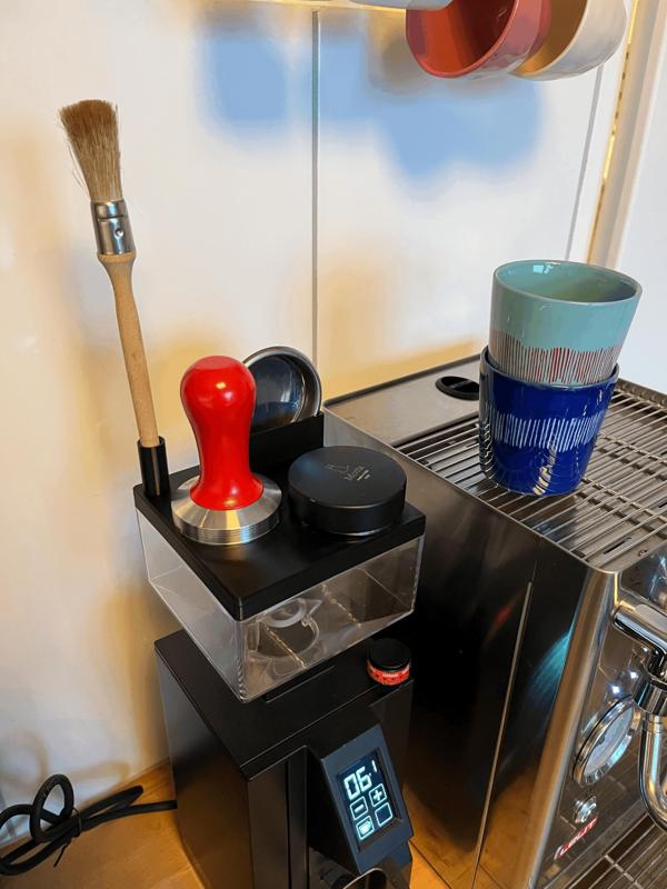 Coffee Temperstation for Portafilter maschines fitting as Lid of Eureka mignon mill.