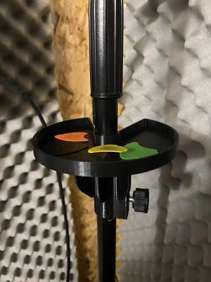 Plectrum holder for guitarists