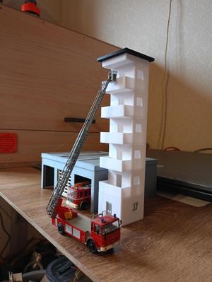 Feuerwehr-Übungsturm zur Fahrzeughalle in H0/1:87