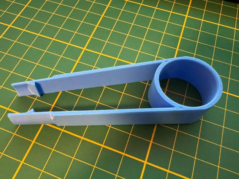 Tyre dust cap remover