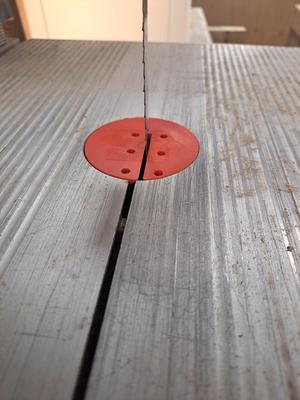 Parametric round insert plate for bandsaw