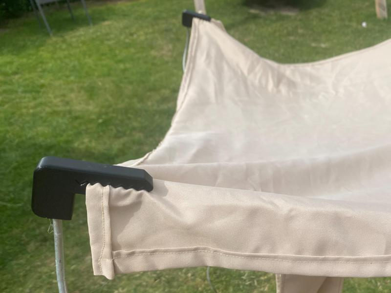 Practical sunshade clip for the playhouse