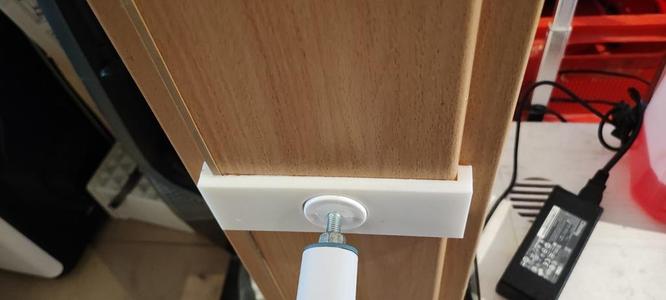 Children´s door gate holder