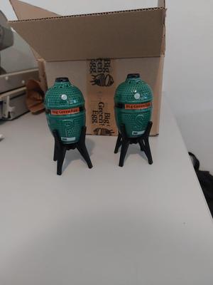 Big Green Egg salt and pepper shaker intEGGrated nest