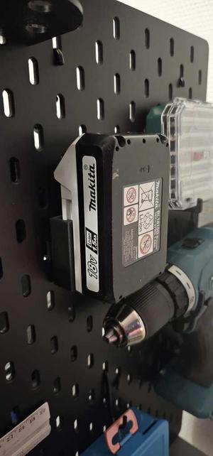 Skadis makita battery holder
