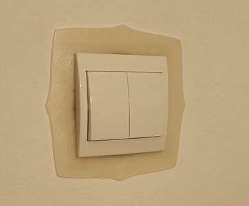 Fosforeskující štítek pod vypínač světel / Illuminated label under the light switch