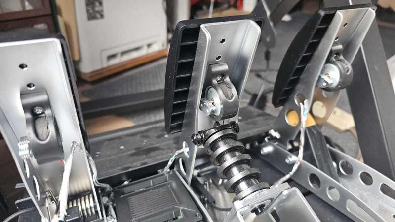 Rumble mount for Fanatec CSL Pedals using PS4 motor for SimRacing