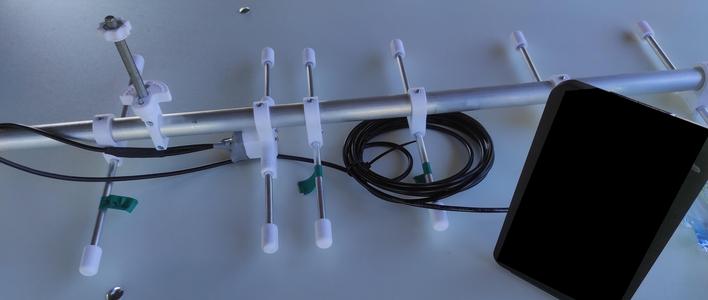 Yagi antenna with tripod mount
