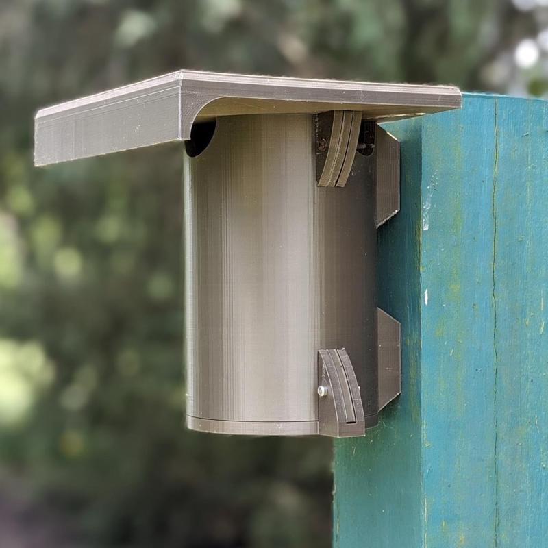 Gilbertson Cylindrical Birdhouse for Wrens / Chickadees
