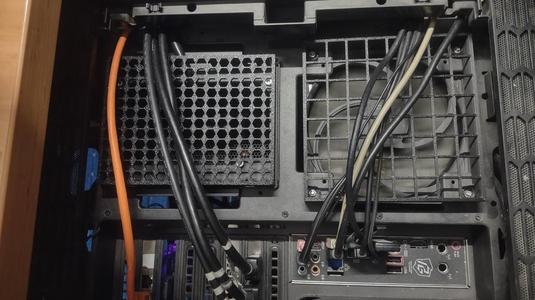 Abdeckgitter und ATX Netzteilverlängerung/ Distanzhülse für Thermaltake Level 20 HT Gehäuse.