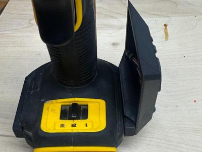 Magnetic screw tray for tool holder 