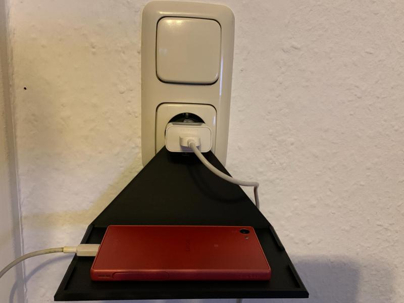 Handy holder / dock for the power socket