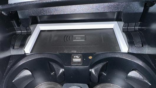 Phone-Frame (center phone for better inductive charging on BMW i4).