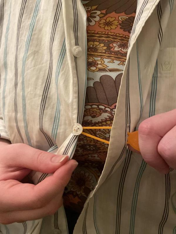 Button hole helper