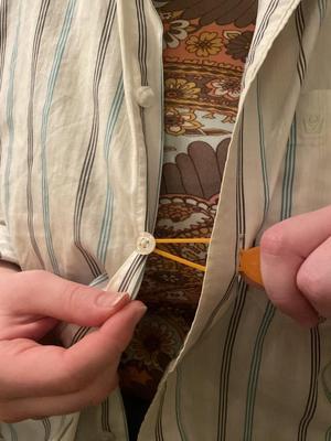 Button hole helper