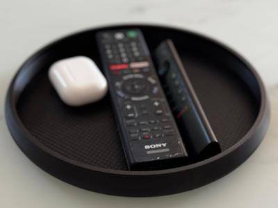 ELEGANT ROUND TRAY WITH A MINIMAL DESIGN