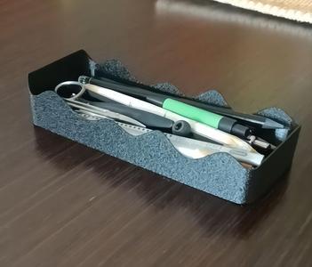 Horizontal pen holder