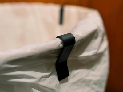 Trash bag clip
