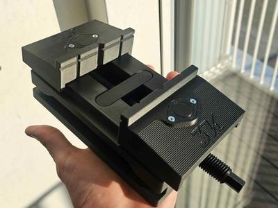 Self centering vise (Model)