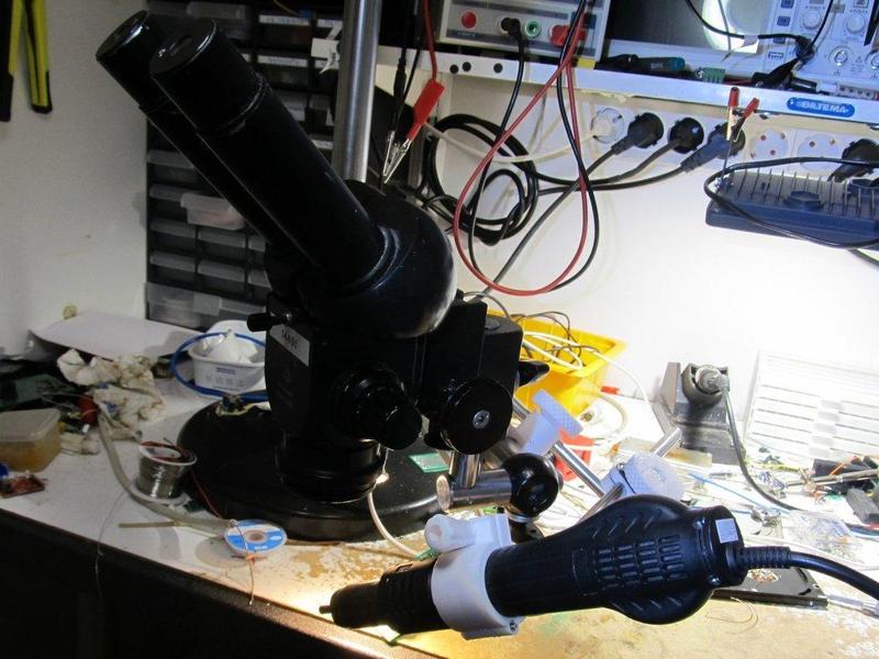 Third hand for a soldering hot air gun (OpenSCAD  with sources)