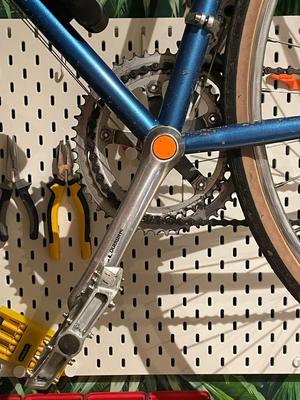 Roadbike Shimano M22x1 crankarm threaded cap.