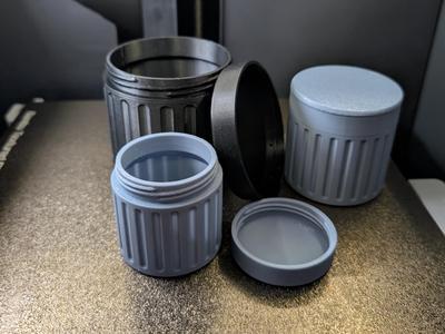 Customizable round quick close container