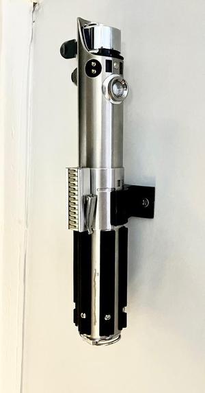 Wall Mount Clip for Lightsaber – 40mm Inner Diameter (Fits Luke ANH / Anakin / Rey Hilts)