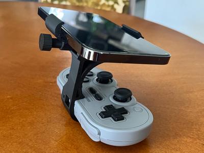 8BitDo SN30Pro Plus universal phone clamp
