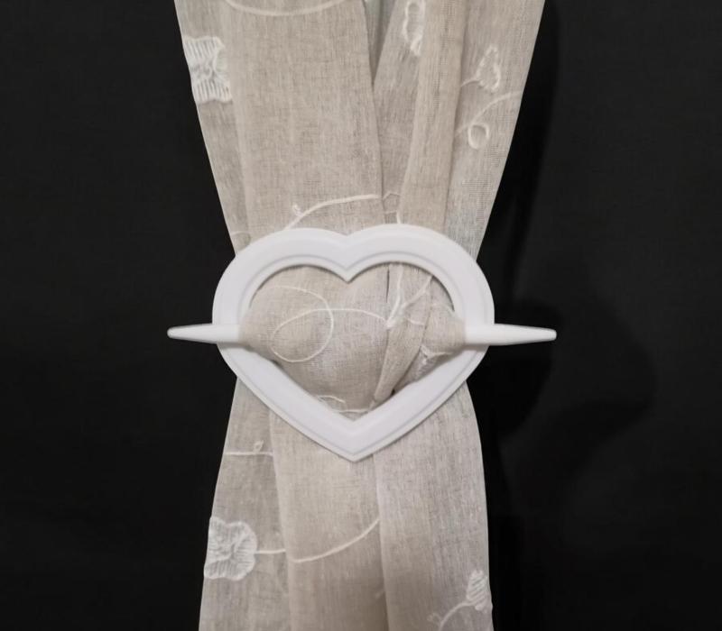 Heart-shaped curtain holder